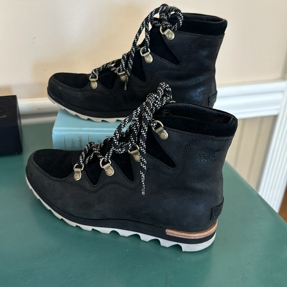 Sorel black leather and suede shoes. Excellent condition. - Picture 2 of 9